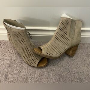 Women’s Toms size 8